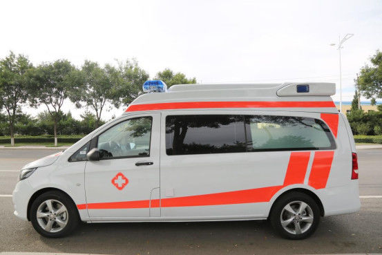 Medische Mercedes Benz ambulance benzine 7 zitplaatsen 4×2 wit
