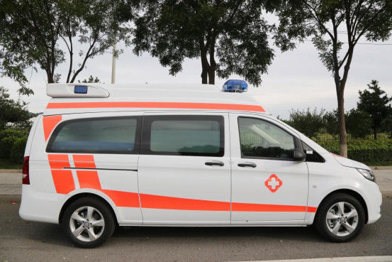 Medische Mercedes Benz ambulance benzine 7 zitplaatsen 4×2 wit 4