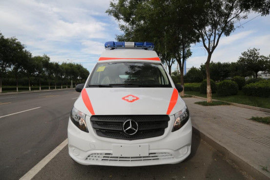 Medische Mercedes Benz ambulance benzine 7 zitplaatsen 4×2 wit 3