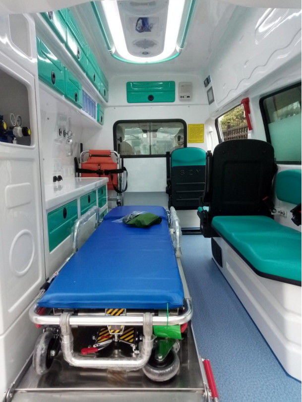 Medische Mercedes Benz ambulance benzine 7 zitplaatsen 4×2 wit 8