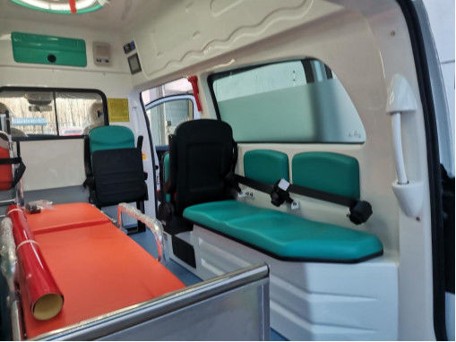 Medische Mercedes Benz ambulance benzine 7 zitplaatsen 4×2 wit 7