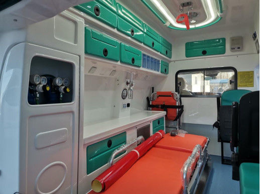 Medische Mercedes Benz ambulance benzine 7 zitplaatsen 4×2 wit 6