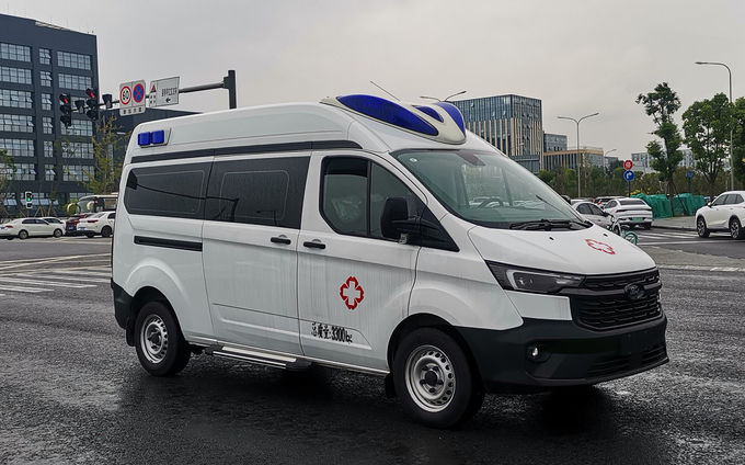 Ford Transit medische ambulance benzine 8 zitplaatsen Ford Transit box ambulance 1