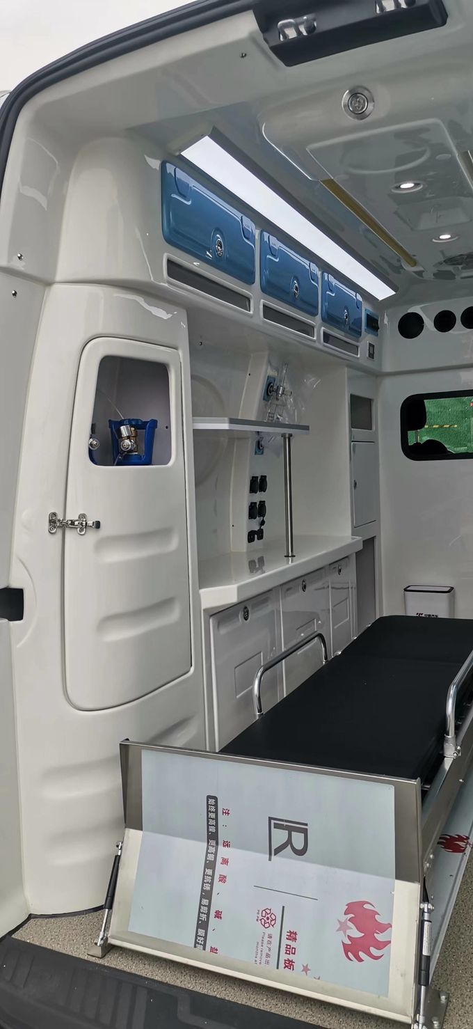 Ford Transit medische ambulance benzine 8 zitplaatsen Ford Transit box ambulance 6