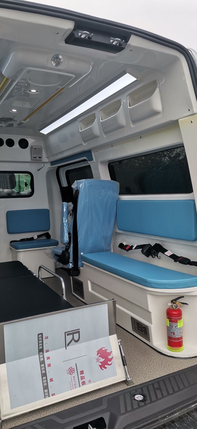 Ford Transit medische ambulance benzine 8 zitplaatsen Ford Transit box ambulance 5