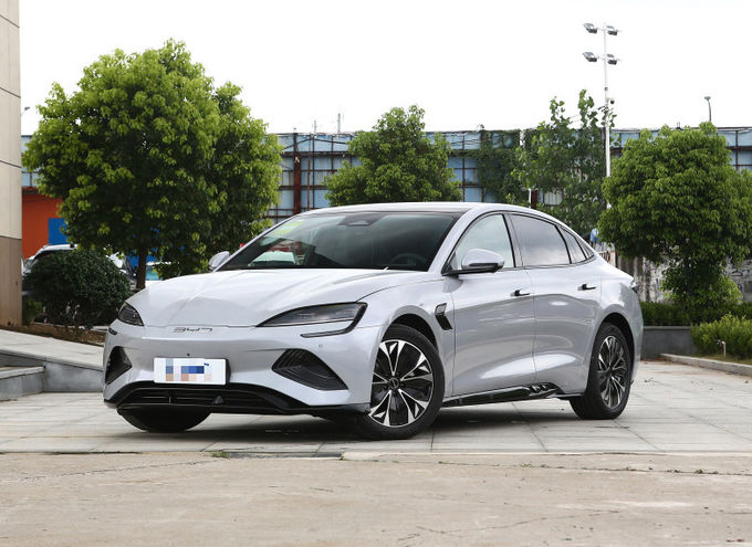 BYD Plug In Hybrid 5 zitplaatsen Sedan Voertuig Auto Zwart Wit 1