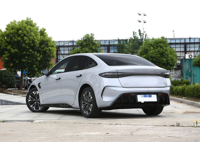 BYD Plug In Hybrid 5 zitplaatsen Sedan Voertuig Auto Zwart Wit 4