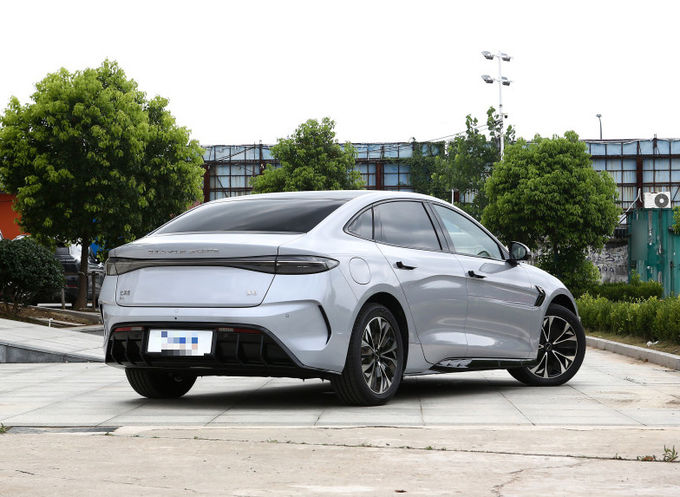 BYD Plug In Hybrid 5 zitplaatsen Sedan Voertuig Auto Zwart Wit 3