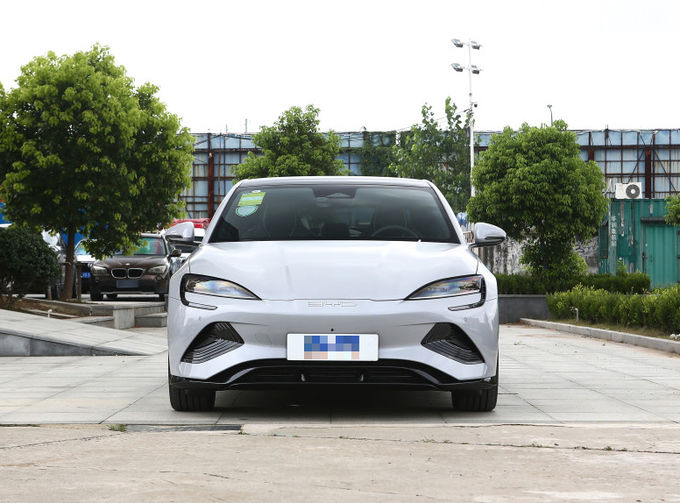 BYD Plug In Hybrid 5 zitplaatsen Sedan Voertuig Auto Zwart Wit 2