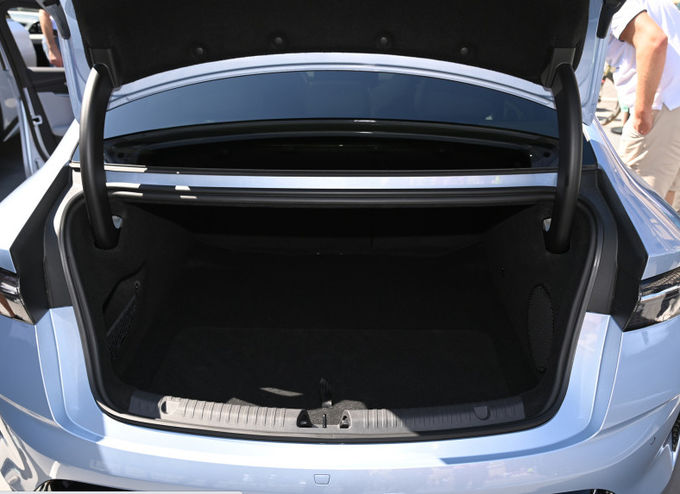 BYD Plug In Hybrid 5 zitplaatsen Sedan Voertuig Auto Zwart Wit 10