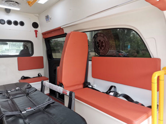 Benzine Mercedes Benz Ambulance 7 zitplaatsen Vooraan gemonteerd 4×2 Automatische Transmissie 6