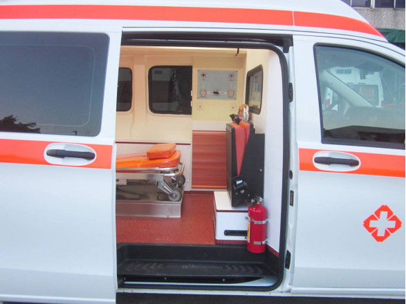 Benzine Mercedes Benz Ambulance 7 zitplaatsen Vooraan gemonteerd 4×2 Automatische Transmissie 5