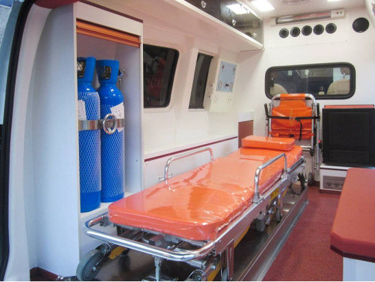 Benzine Mercedes Benz Ambulance 7 zitplaatsen Vooraan gemonteerd 4×2 Automatische Transmissie 4