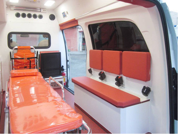Ford Long Axle medische noodhulp ambulance 9 zitplaatsen voorste achterste aandrijving 4 × 2 7
