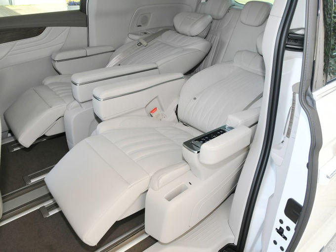 Roewe Grote Minivan MPV Vans Benzine 7 zitplaatsen 4x2 Automatische Transmissie 9