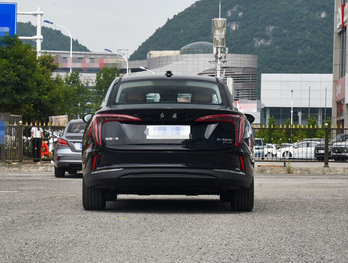 Hongqi elektrische EV auto 140Kw 5 zitplaatsen elektrische auto voorwiel aandrijving zwart 3