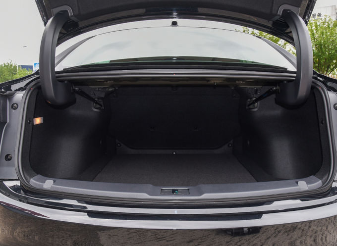 Hongqi elektrische EV auto 140Kw 5 zitplaatsen elektrische auto voorwiel aandrijving zwart 11