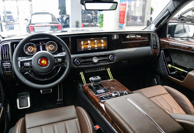 Hongqi S7 Groot luxe voertuig Auto 6 zitplaatsen 4 zitplaatsen SUV benzine 8