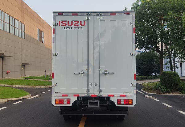 93KW 126HP Geïsoleerde Truck Isuzu Cargo Geïsoleerde Tipper Wit 1