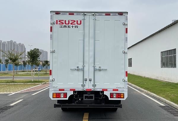 Witte Isuzu Geïsoleerde Truck 126HP 152HP Isuzu Box Vans Vervoerstruck 1