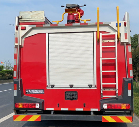SINOTRUK 8000 liter water tank brandweerwagen 6 zitplaatsen achterste aandrijving diesel 4 × 2 handgeschakelde transmissie 2