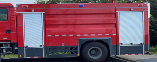 SINOTRUK 8000 liter water tank brandweerwagen 6 zitplaatsen achterste aandrijving diesel 4 × 2 handgeschakelde transmissie 3