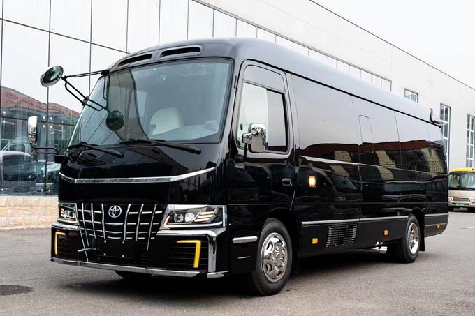 Toyota Coaster 7 zitplaatsen Coach Tour Bus Benzine Achterrij 4×2 Handgeschakelde transmissie 1