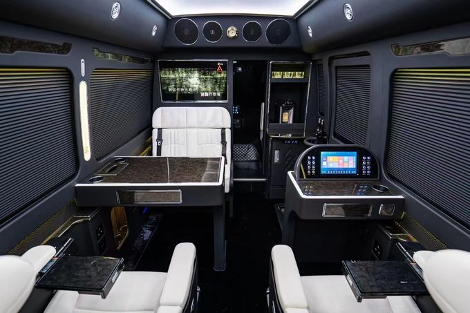 Toyota Coaster 7 zitplaatsen Coach Tour Bus Benzine Achterrij 4×2 Handgeschakelde transmissie 4